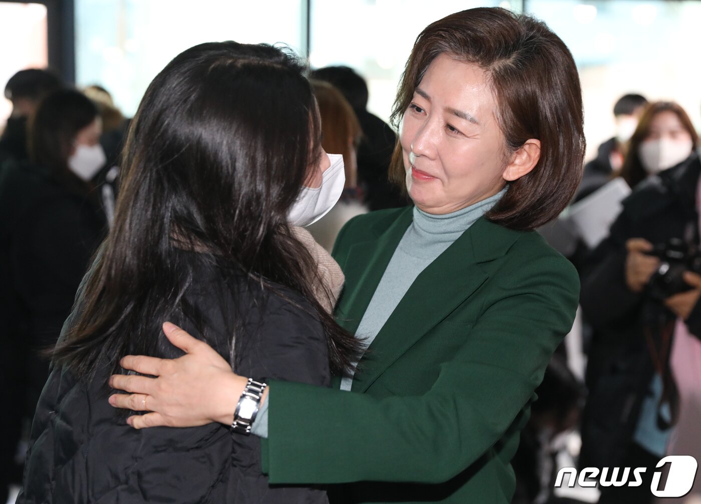 본문 이미지 - 국민의힘 3·8 전당대회 출마를 고심했던 나경원 전 의원이 25일 서울 여의도 국힘의힘 중앙당사에서 기자회견을 열고 전당대회 불출마 입장을 밝힌 뒤 취재진과 인사하고 있다. 2023.1.25/뉴스1 ⓒ News1 허경 기자
