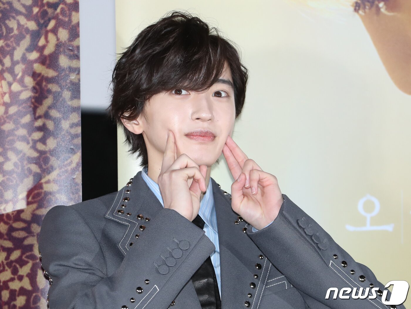 본문 이미지 - 배우 미치에다 슌스케(道枝駿佑)가 25일 서울 용산구 CGV 용산아이파크몰에서 열린 영화 '오늘 밤, 세계에서 이 사랑이 사라진다 해도' 내한 기자회견에서 포즈를 취하고 있다. ⓒ News1 권현진 기자