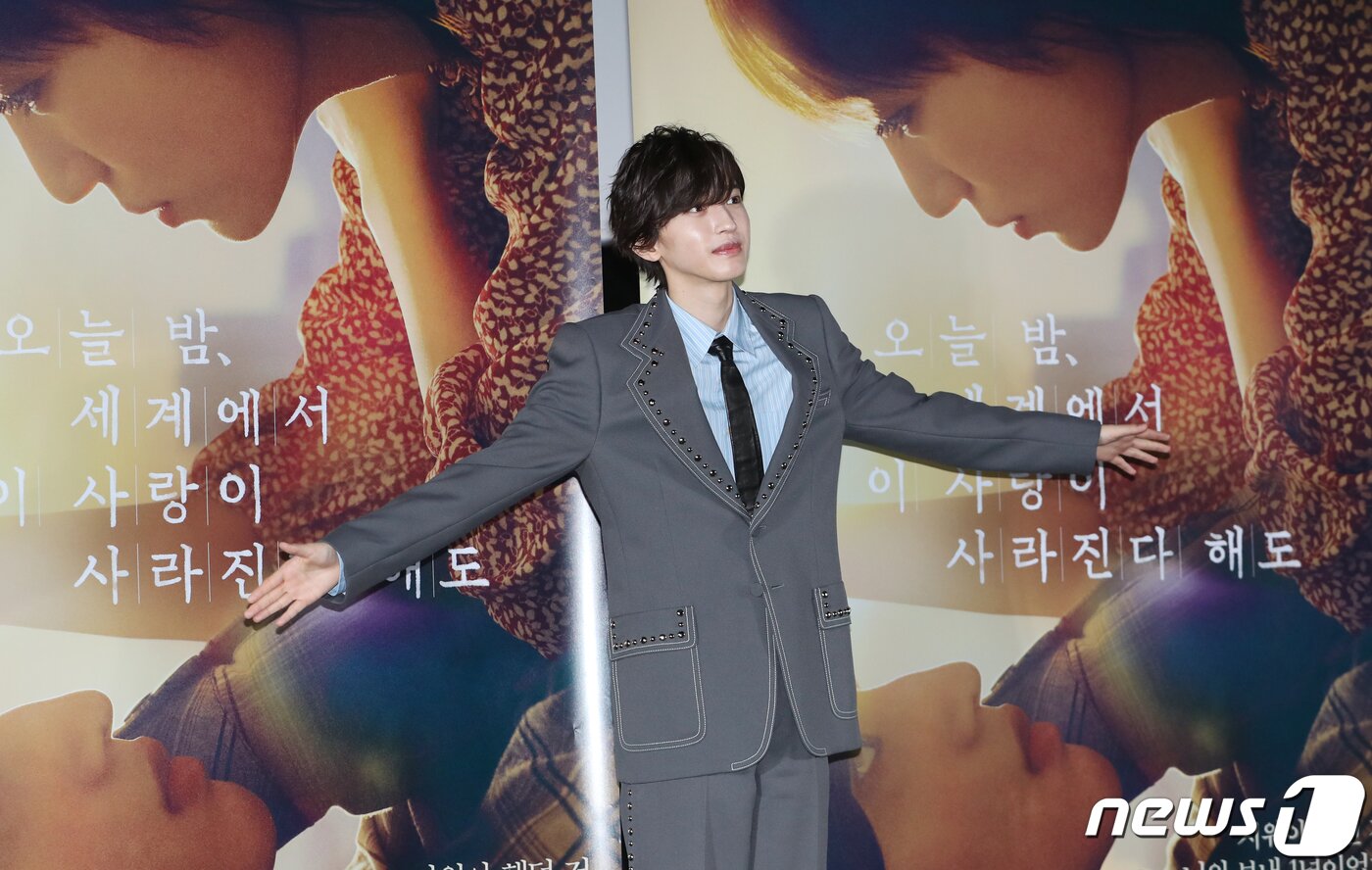 본문 이미지 - 배우 미치에다 슌스케(道枝駿佑)가 25일 서울 용산구 CGV 용산아이파크몰에서 열린 영화 '오늘 밤, 세계에서 이 사랑이 사라진다 해도' 내한 기자회견에서 포즈를 취하고 있다.  ⓒ News1 권현진 기자