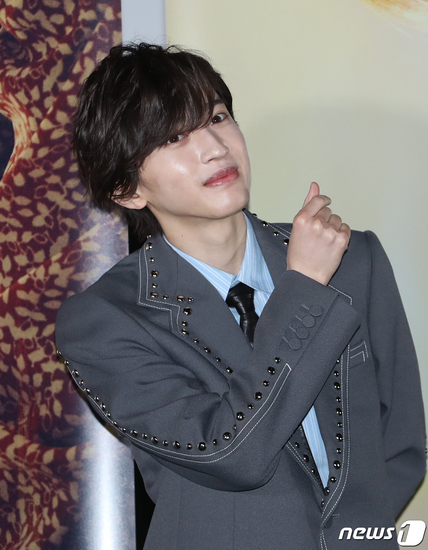 본문 이미지 - 배우 미치에다 슌스케(道枝駿佑)가 25일 서울 용산구 CGV 용산아이파크몰에서 열린 영화 '오늘 밤, 세계에서 이 사랑이 사라진다 해도' 내한 기자회견에서 앙증맞은 손 하트를 그리고 있다. ⓒ News1 권현진 기자