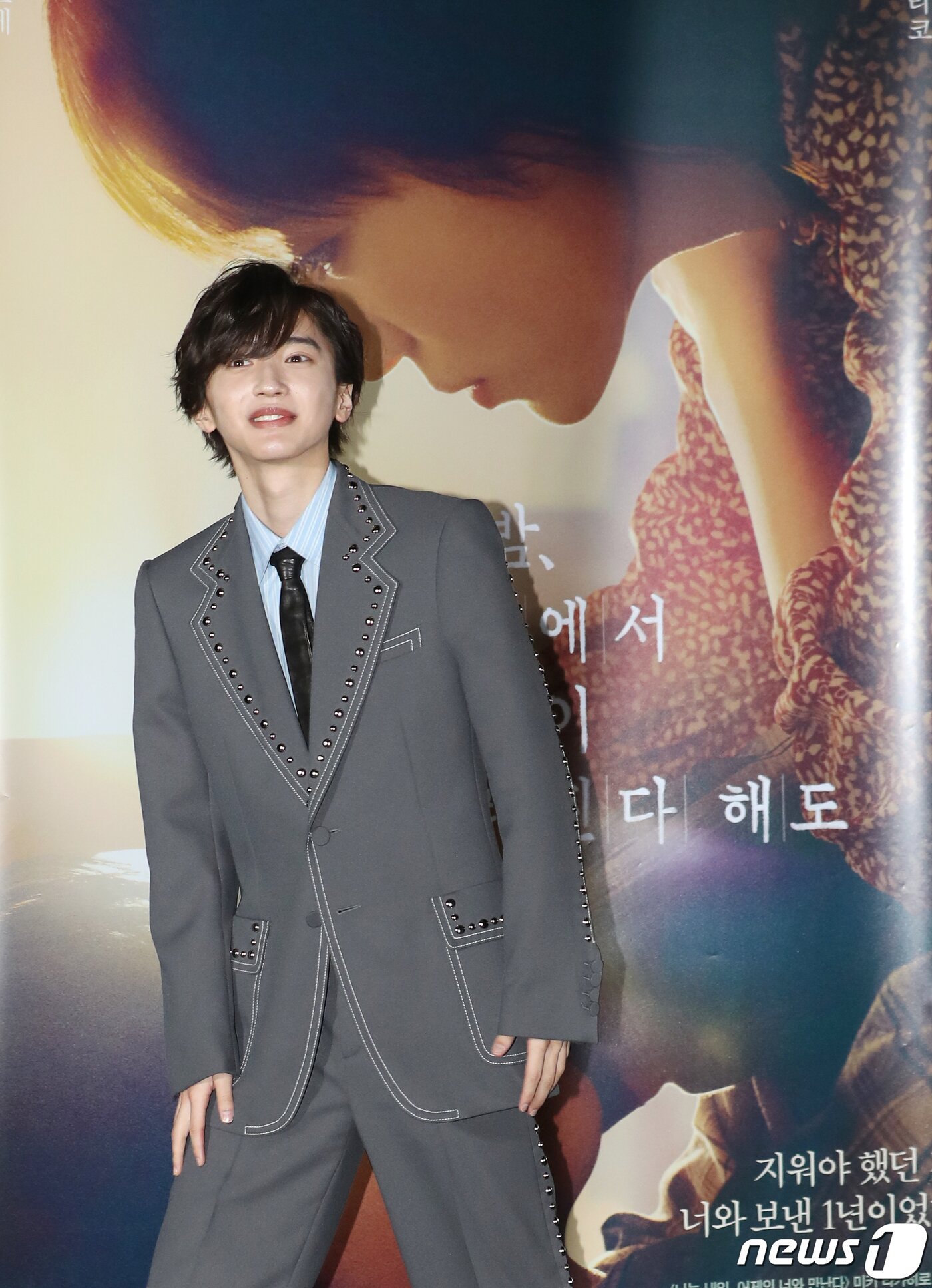 본문 이미지 - 배우 미치에다 슌스케(道枝駿佑)가 25일 서울 용산구 CGV 용산아이파크몰에서 열린 영화 '오늘 밤, 세계에서 이 사랑이 사라진다 해도' 내한 기자회견에 인사를 하고 있다. ⓒ News1 권현진 기자