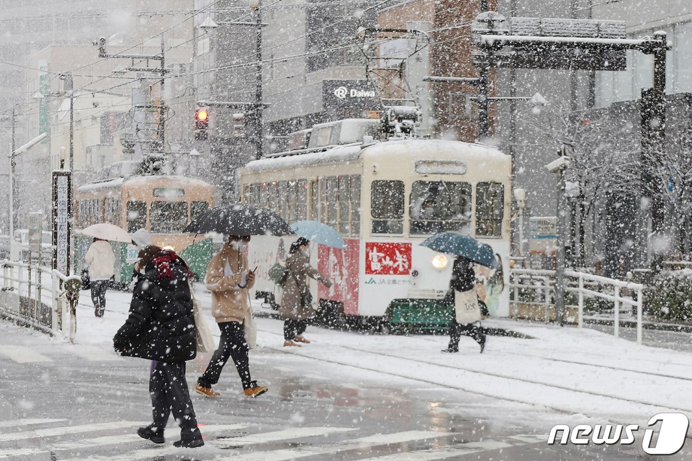 본문 이미지 - 일본 혼슈의 동해 연안에 있는 도야마현에서 시민들이 거리를 걷고 있다. ⓒ AFP=뉴스1 ⓒ News1 최종일 기자