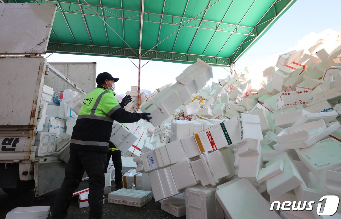 설 연휴가 끝난 25일 오전 경기 용인시 처인구 이동읍공공재활용센터에서 관계자들이 스티로폼 분류 작업을 하고 있다. 2023.1.25/뉴스1 ⓒ News1 김영운 기자