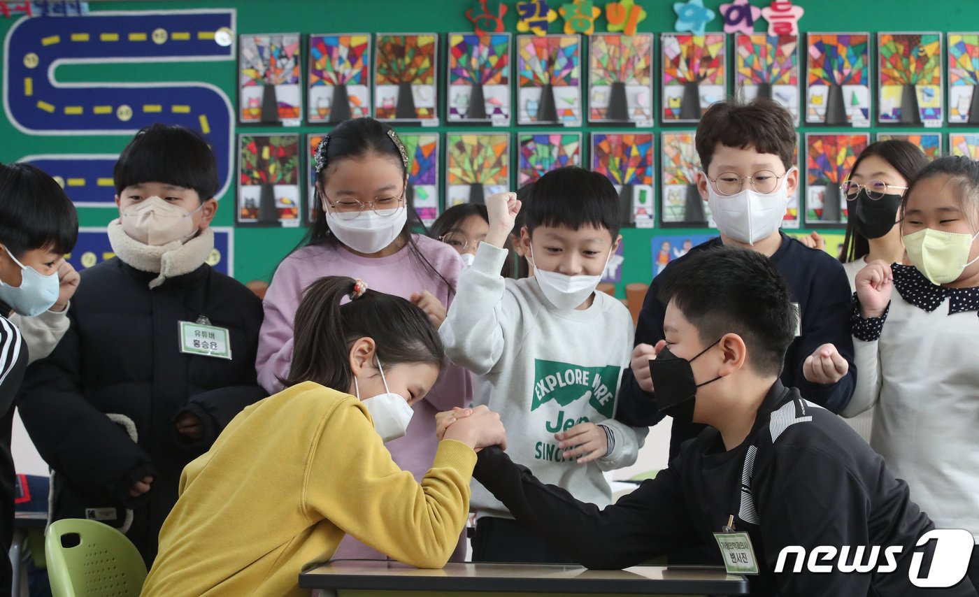 본문 이미지 - 개학이 시작된 25일 대전 중구 글꽃초등학교 4학년 3반 학생들이 팔씨름을 하고 있다. 2023.1.25/뉴스1 ⓒ News1 김기태 기자