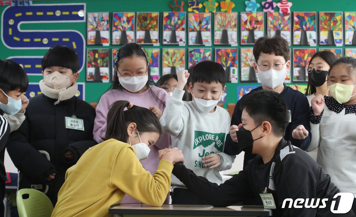 개학이 시작된 25일 대전 중구 글꽃초등학교 4학년 3반 학생들이 팔씨름을 하고 있다. 2023.1.25/뉴스1 ⓒ News1 김기태 기자