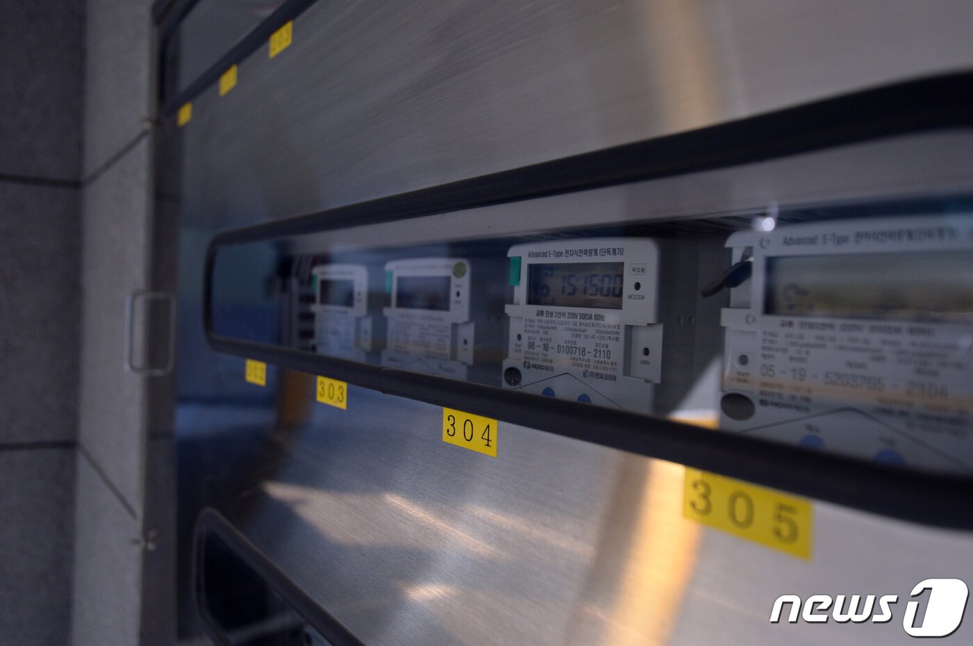 본문 이미지 - 1년새 난방비가 30% 넘게 올라 대학생들의 시름이 깊어지고 있다. 사진은 25일 오전 광주 동구 서석동 조선대학교 인근 한 원룸가의 가스 계량기의 모습. 2023.1.25/뉴스1 ⓒ News1 이승현 기자