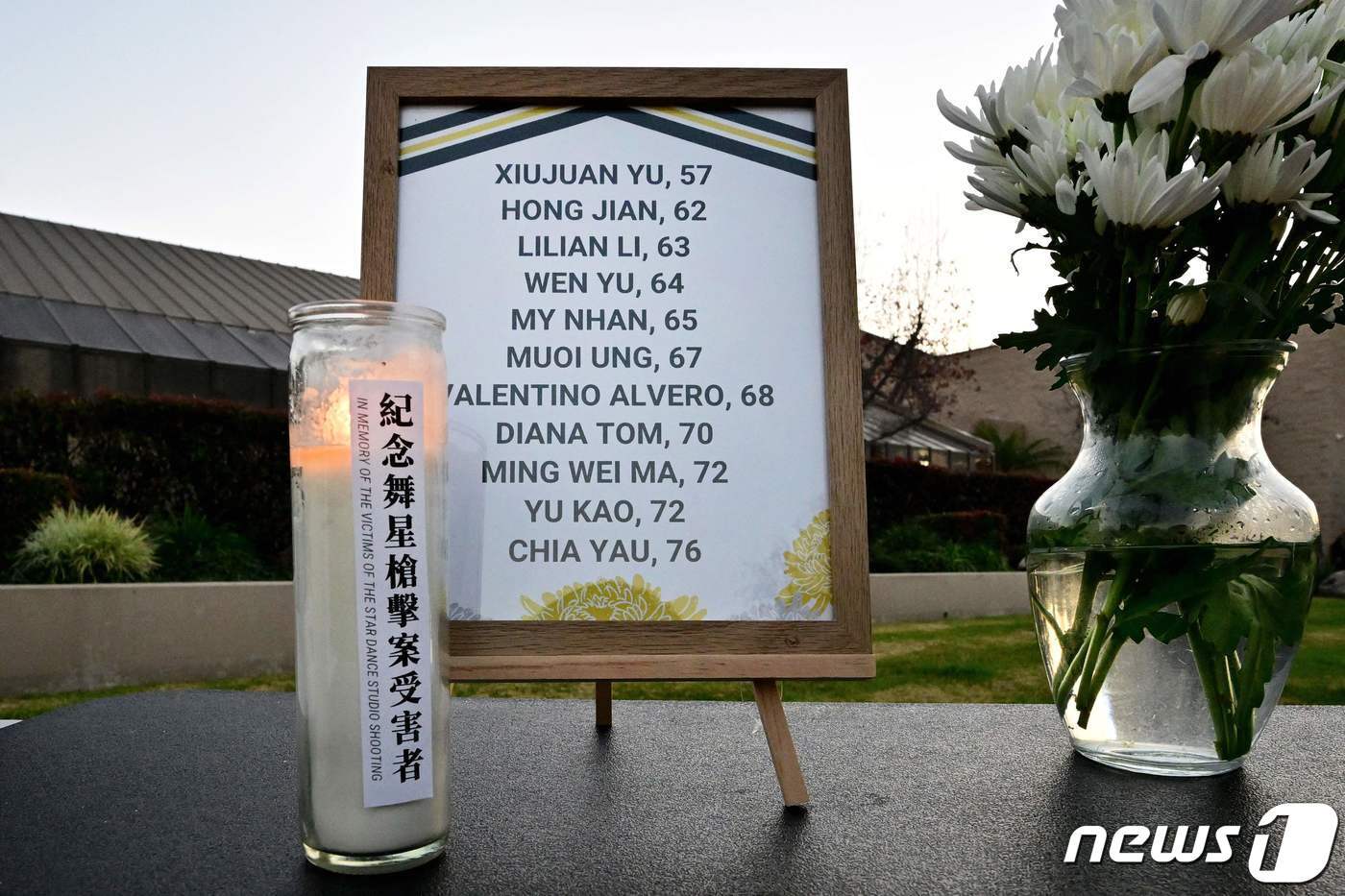 본문 이미지 - 24일&#40;현지시간&#41; 미국 캘리포니아주 몬터레이파크 시청 앞에 음력 설 연휴 발생한 총기 난사 사고 사망자 명단이 게재됐다. 당국은 지난 21일 몬터레이파크의 한 댄스 강습소에서 숨진 총격 사망자 11명의 명단을 공개하고 이들 대다수가 고령의 중국계 이민자들이라고 밝혔다. 2023.1.24. ⓒ AFP=뉴스1 ⓒ News1 김성식 기자