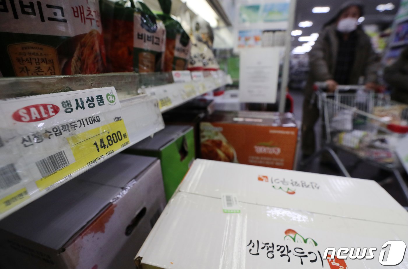 본문 이미지 - 25일 서울시내 한 식자재 마트에서 국내산 김치와 중국산 김치를 판매하고 있다. 2023.1.25/뉴스1 ⓒ News1 김진환 기자