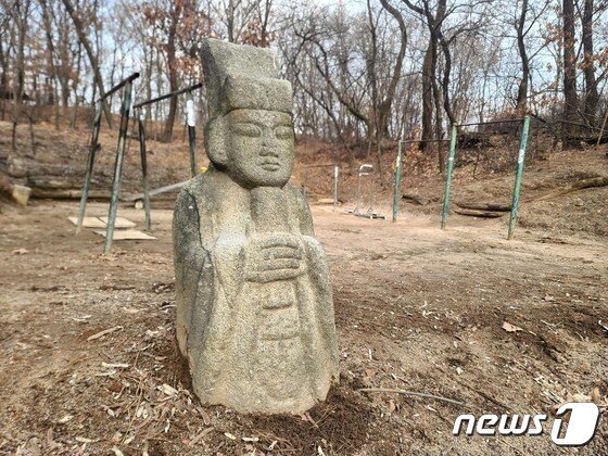 본문 이미지 - 지난 1월19일 초안산 정상(헬기장) 인근 운동기구 옆에 방치된 문인석 ⓒ News1 조현기 기자