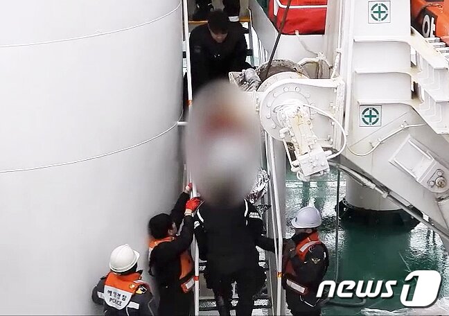 본문 이미지 - 25일 제주 서귀포 남동쪽 약 148㎞ 공해상에서 침몰한 홍콩선적 화물선 A호(6551톤·원목운반선) 승선원 1명이 해경에 구조되고 있다. 사고 당시 A호에는 승선원 총 22명(중국인 14·미얀마 8)이 탑승해 있었고, 이날 오후 5시 기준 현재 이 중 14명이 구조됐다. 나머지 8명은 실종 상태다.(제주지방해양경찰청 제공)