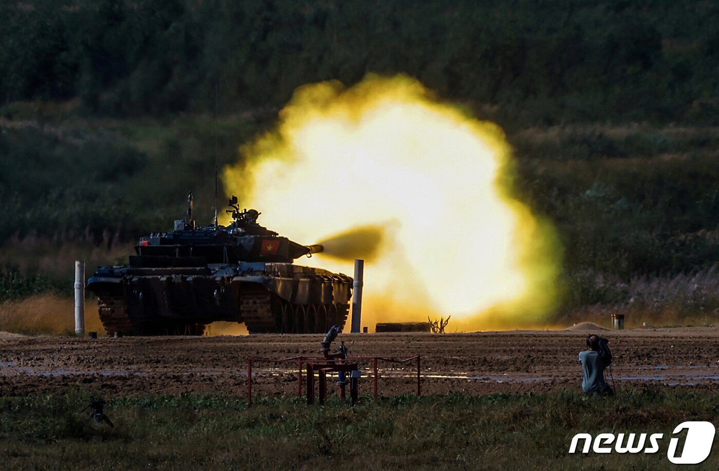 본문 이미지 - 러시아 모스크바 외곽의 알라비노에서 열린 국제방산경기대회에서 T-72 B3 전차가 포격 중이다. ⓒ 로이터=뉴스1 ⓒ News1 권진영 기자