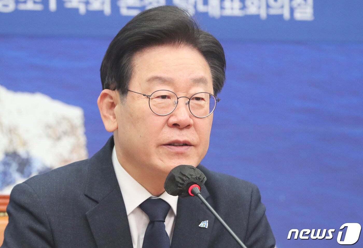 본문 이미지 - 이재명 더불어민주당 대표가 26일 서울 여의도 국회에서 열린 난방비 폭탄 민주당 지방정부의회 긴급 대책회의에서 인사말을 하고 있다. 2023.1.26/뉴스1 ⓒ News1 허경 기자