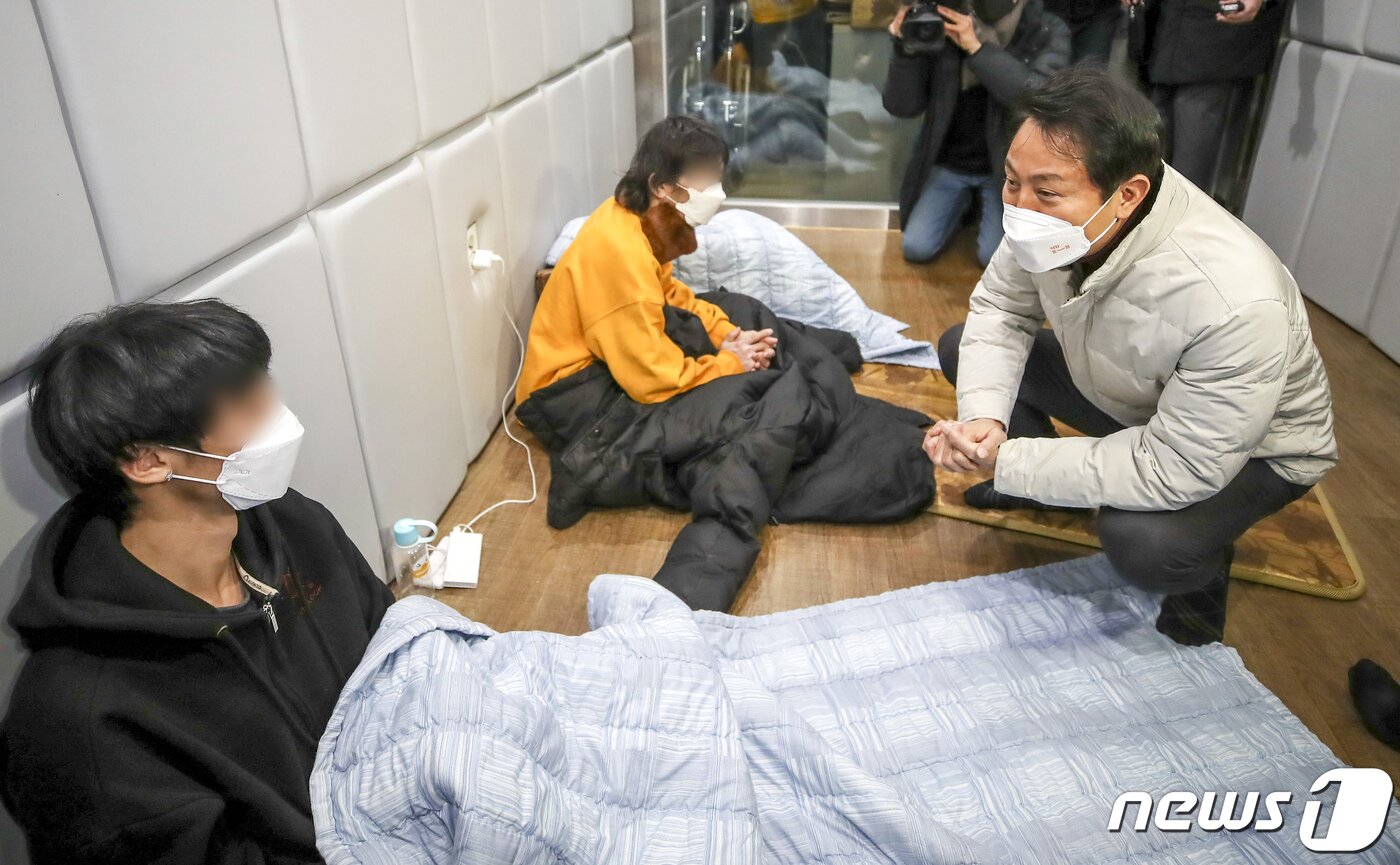 본문 이미지 - 오세훈 서울시장이 26일 오전 서울 중구 서울역희망지원센터를 방문해 취약계층 한파대책 점검을 하고 있다. (공동취재) 2023.1.26/뉴스1 ⓒ News1 김도우 기자