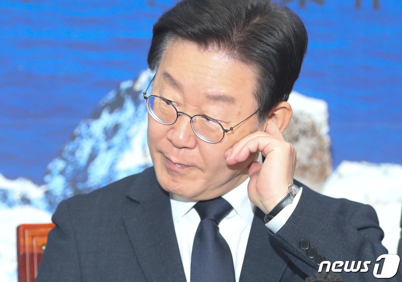 본문 이미지 - 이재명 더불어민주당 대표가 26일 서울 여의도 국회에서 열린 국가폭력피해자 간담회에서 생각에 잠겨 있다. 2023.1.26/뉴스1 ⓒ News1 허경 기자