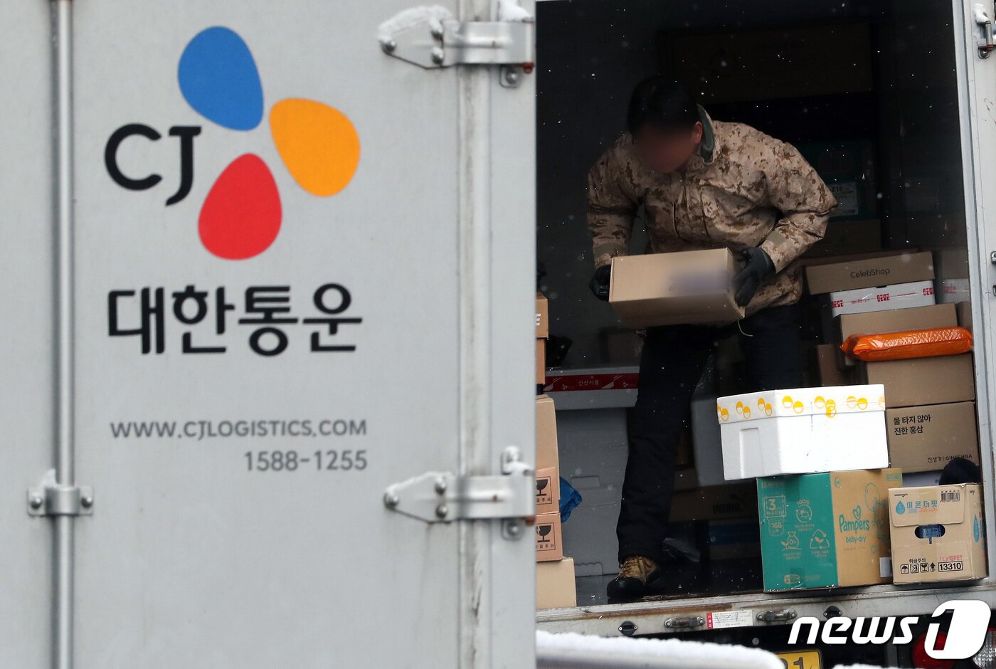 본문 이미지 - CJ대한통운택배 터미널에서 택배기사들이 배송 준비작업을 하고 있다. 2023.1.26/뉴스1 ⓒ News1 이동해 기자
