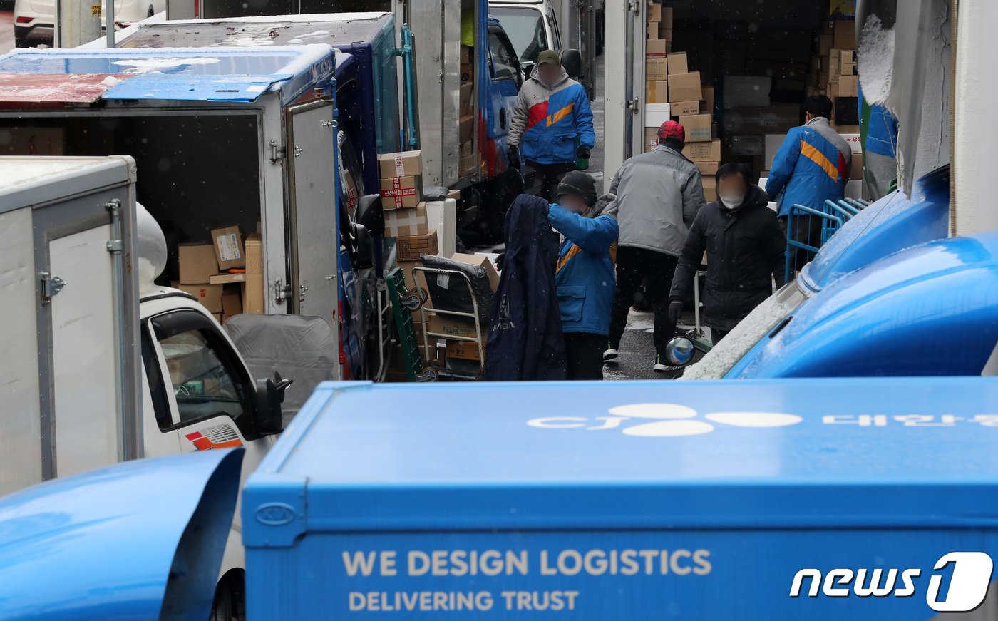 본문 이미지 - CJ대한통운택배 터미널에서 택배기사들이 배송 준비작업을 하고 있다. ⓒ News1 이동해 기자