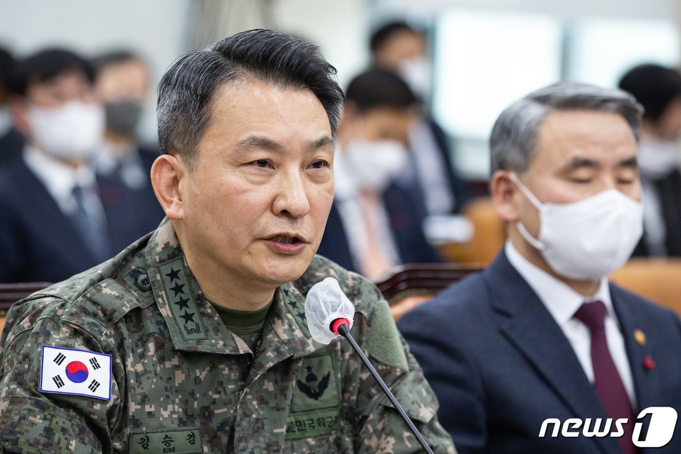 본문 이미지 - 김승겸 합동참모의장이 26일 서울 여의도 국회에서 열린 제402회 국회(임시회) 국방위원회 제1차 전체회의에 출석해 의원들의 북한 무인기 침범에 대한 현안질의에 답변하고 있다. 2023.1.26/뉴스1 ⓒ News1 유승관 기자