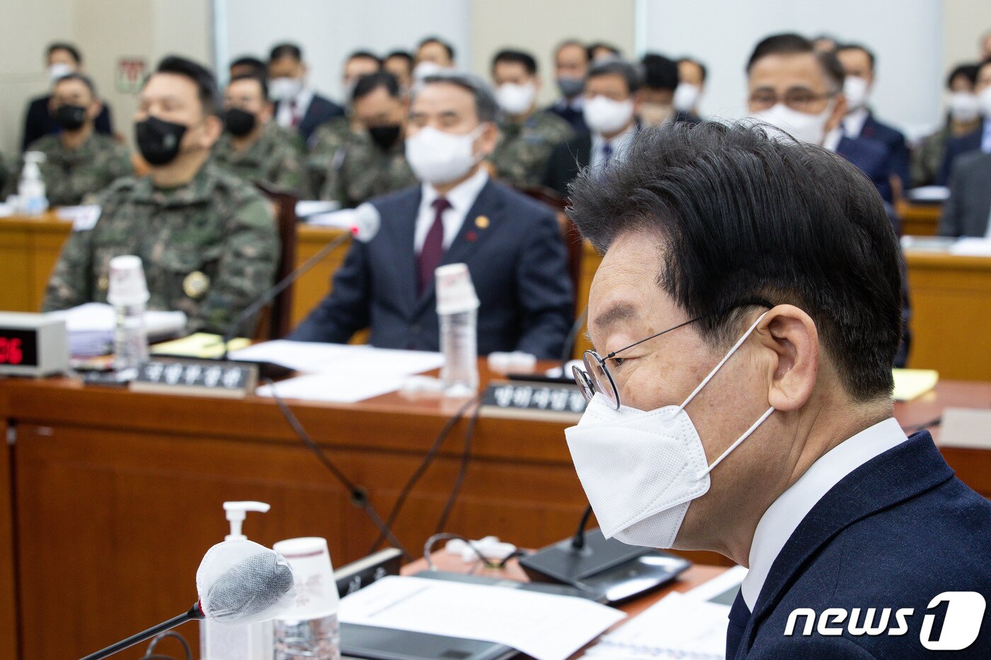본문 이미지 - 이재명 더불어민주당 대표가 26일 서울 여의도 국회에서 열린 제402회 국회(임시회) 국방위원회 제1차 전체회의에 참석해 여야 의원들의 의사진행발언을 경청하고 있다. 2023.1.26/뉴스1 ⓒ News1 유승관 기자