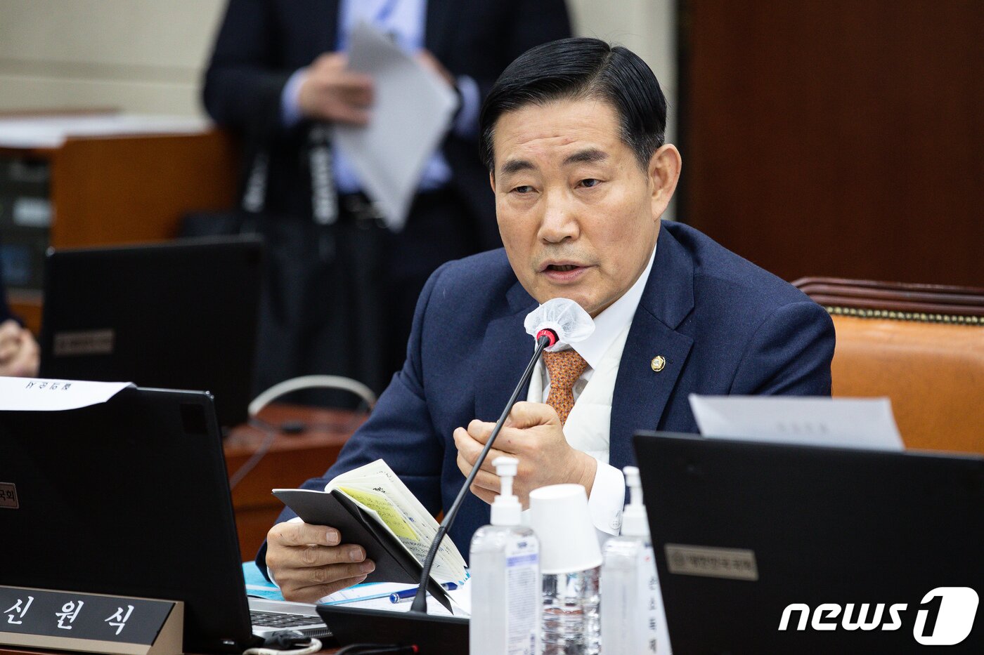 본문 이미지 - 신원식 국회 국방위원회 국민의힘 간사가 26일 서울 여의도 국회에서 열린 제402회 국회(임시회) 국방위원회 제1차 전체회의에서 신상발언을 하고 있다. 2023.1.26/뉴스1 ⓒ News1 유승관 기자