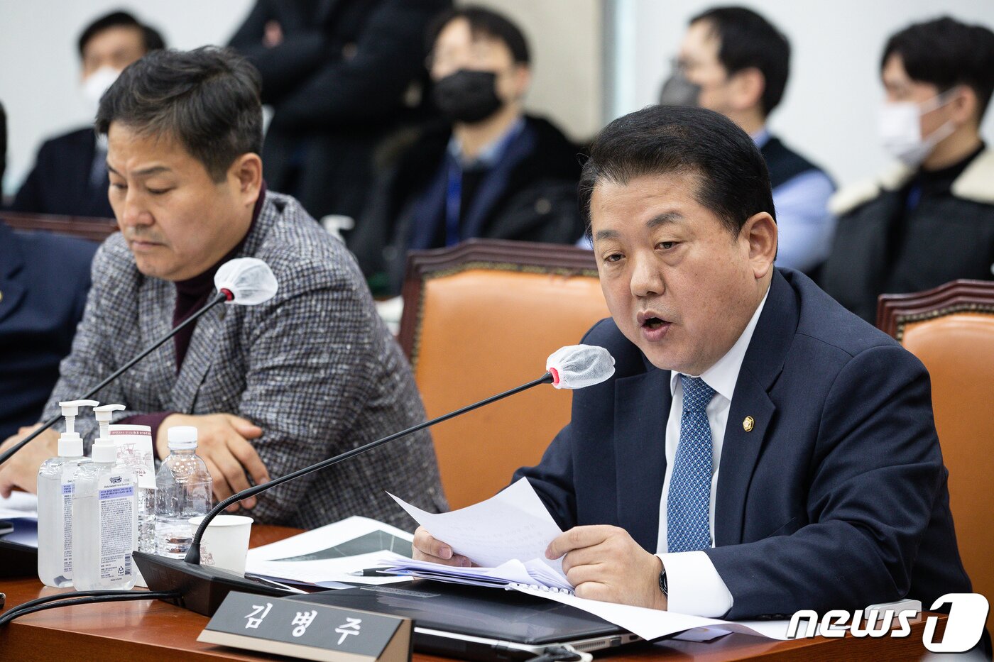 본문 이미지 - 김병주 국회 국방위원회 더불어민주당 간사가 26일 서울 여의도 국회에서 열린 제402회 국회(임시회) 국방위원회 제1차 전체회의에서 신상발언을 하고 있다. 2023.1.26/뉴스1 ⓒ News1 유승관 기자