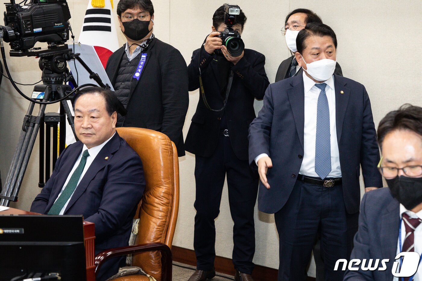 본문 이미지 - 김병주 국회 국방위원회 더불어민주당 간사(왼쪽)가 26일 서울 여의도 국회에서 열린 제402회 국회(임시회) 국방위원회 제1차 전체회의에서 회의가 정회되자 한기호 위원장에게 항의하며 회의장을 나서고 있다. 2023.1.26/뉴스1 ⓒ News1 유승관 기자