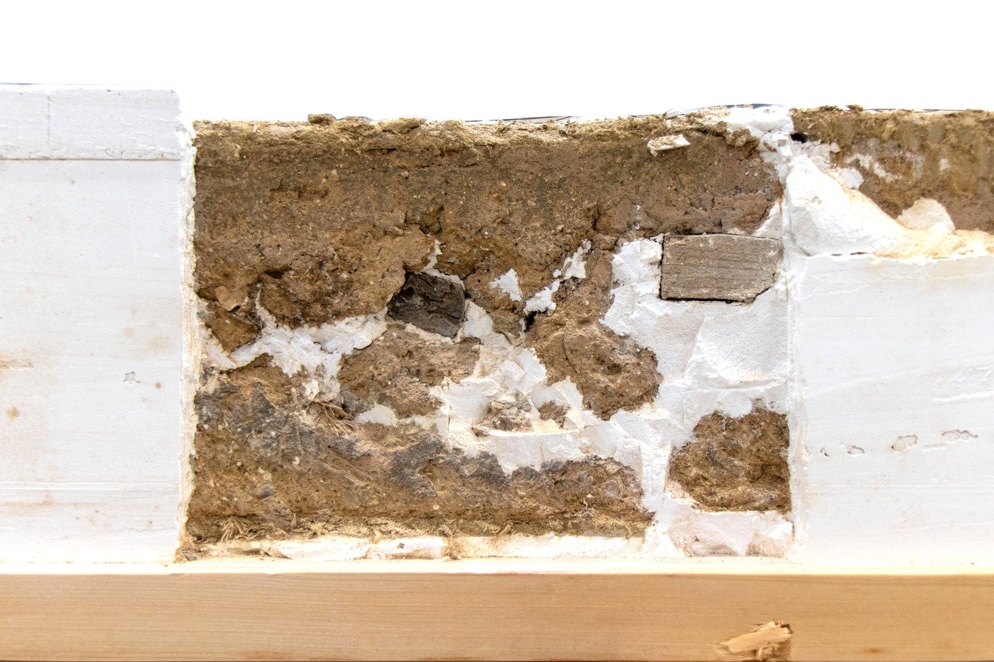 본문 이미지 - 부석사 조사당 벽화의 석고보강제 제거 후 측면부 벽체 현황 모습. (국립문화재연구원 제공)