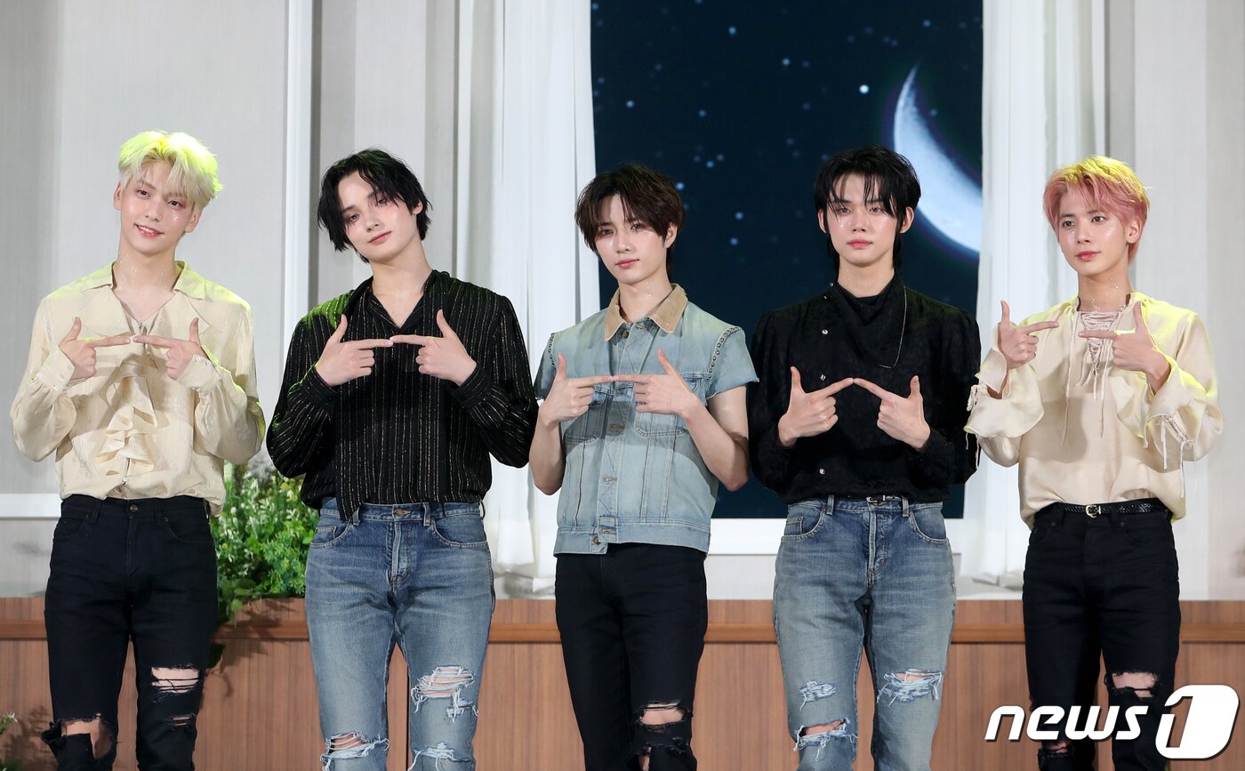 본문 이미지 - 투모로우바이투게더(TXT) 수빈(왼쪽부터)과 휴닝카이, 범규, 태현, 연준, 태현이 26일 오후 서울 강남구 코엑스 오디토리움에서 가진 미니 5집 '이름의 장 : 템테이션(TEMPTATION)' 쇼케이스에서 포즈를 취하고 있다. 2023.1.26/뉴스1 ⓒ News1 권현진 기자