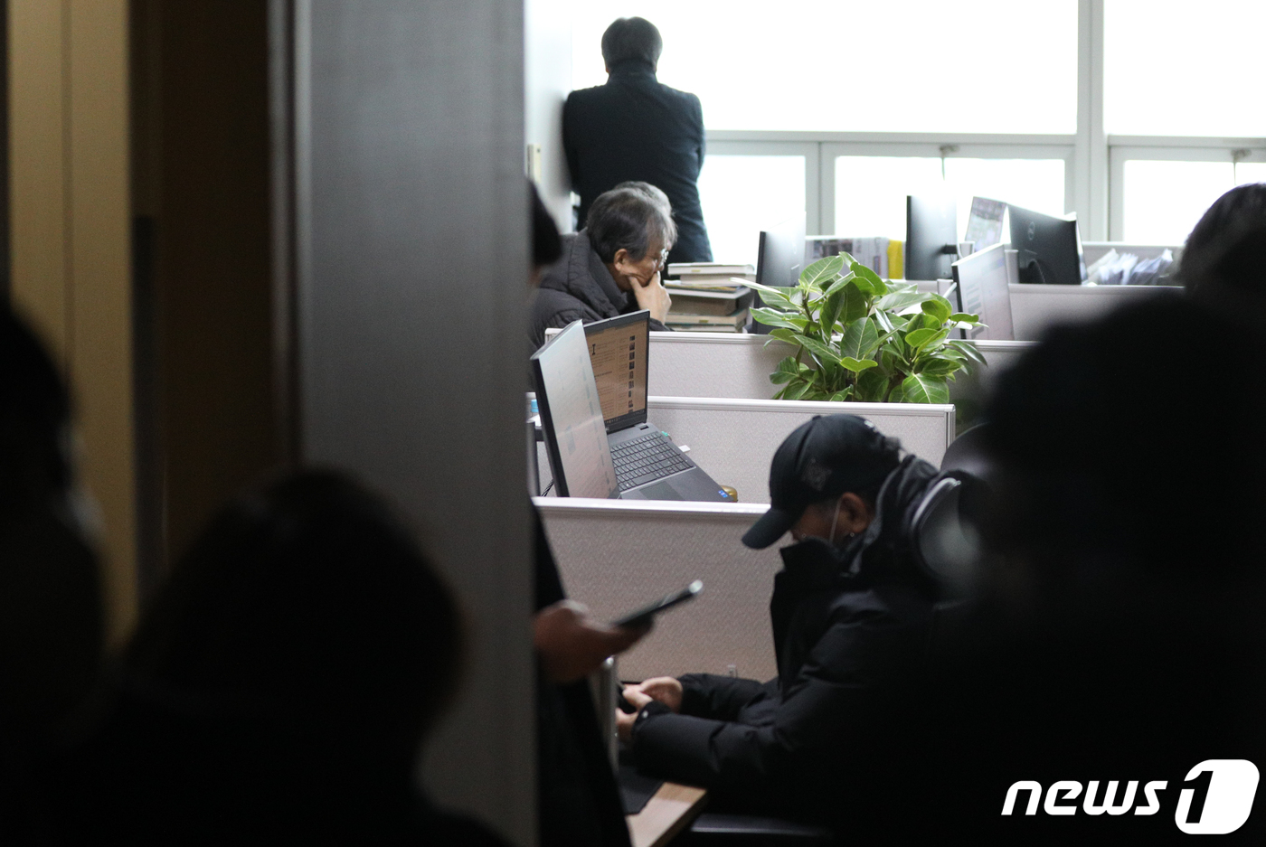 (서울=뉴스1) 안은나 기자 = 26일 서울 마포구 시민언론 민들레 사무실에서 경찰이 압수수색을 하고 있다.서울경찰청 반부패·공공범죄수사대는 작년 11월14일 이태원 참사로 희생된 …