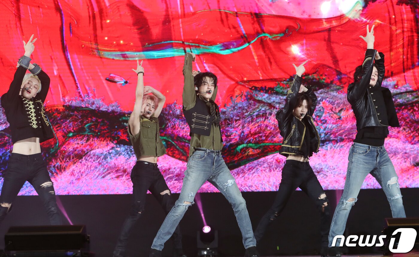 본문 이미지 - 투모로우바이투게더(TXT)가 서울 강남구 코엑스 오디토리움에서 가진 미니 5집 '이름의 장 : 템테이션(TEMPTATION)' 쇼케이스에서 타이틀곡 ‘Sugar Rush Ride’를 선보이고 있다. 2023.1.26/뉴스1 ⓒ News1 권현진 기자