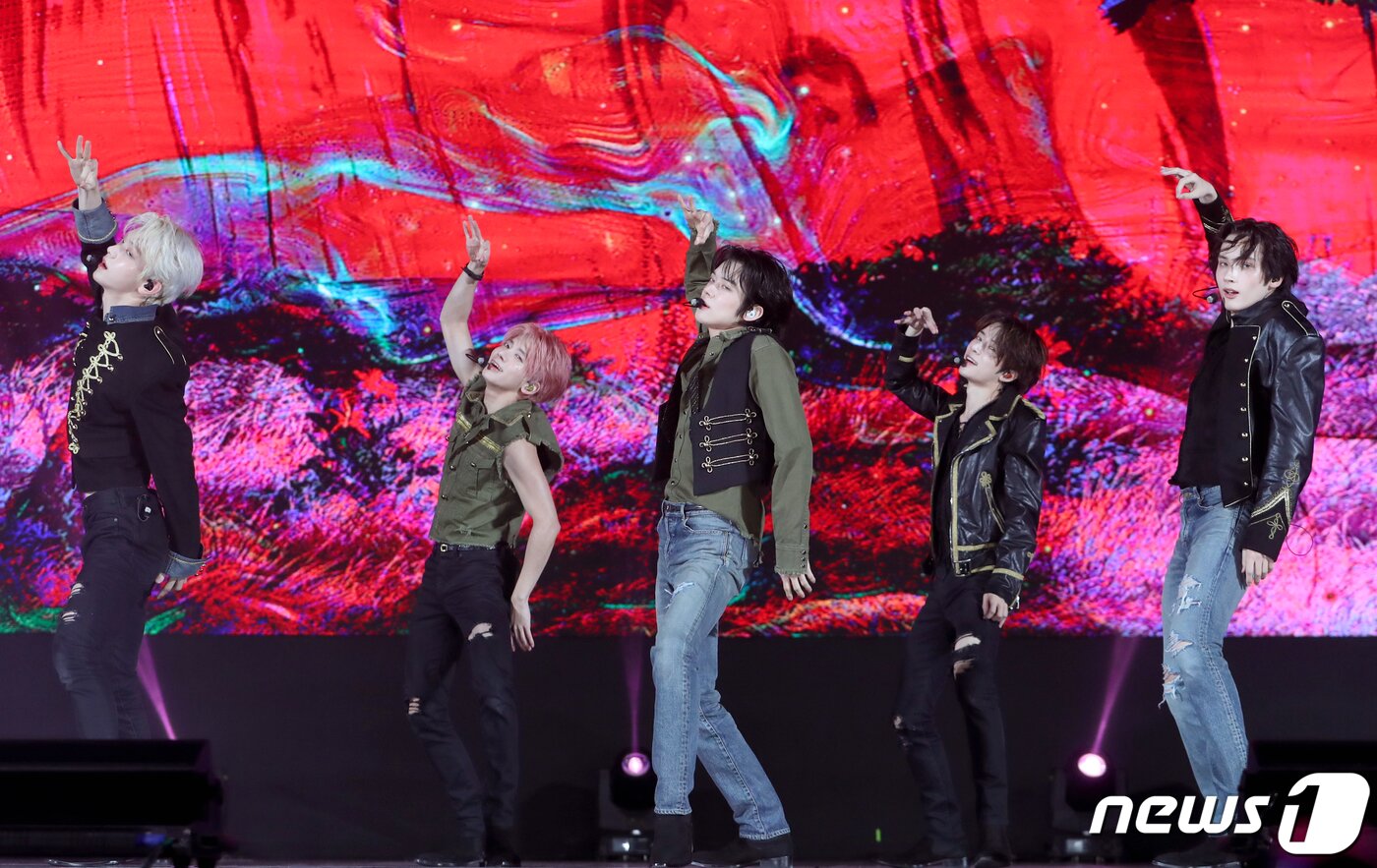 본문 이미지 - 투모로우바이투게더(TXT) 수빈(왼쪽부터)과 태현, 연준, 범규, 휴닝카이가 26일 오후 서울 강남구 코엑스 오디토리움에서 가진 미니 5집 '이름의 장 : 템테이션(TEMPTATION)' 쇼케이스에서 타이틀곡 ‘Sugar Rush Ride’를 선보이고 있다. 2023.1.26/뉴스1 ⓒ News1 권현진 기자