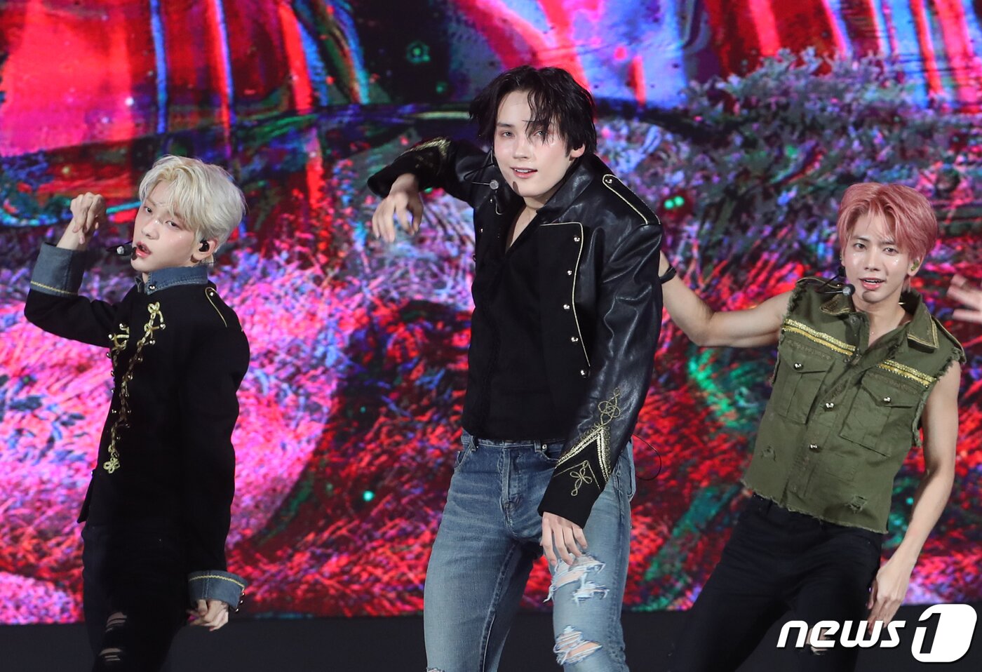 본문 이미지 - 투모로우바이투게더(TXT) 수빈(왼쪽부터)과 휴닝카이, 태현이 26일 오후 서울 강남구 코엑스 오디토리움에서 가진 미니 5집 '이름의 장 : 템테이션(TEMPTATION)' 쇼케이스에서 타이틀곡 ‘Sugar Rush Ride’를 선보이고 있다. 2023.1.26/뉴스1 ⓒ News1 권현진 기자