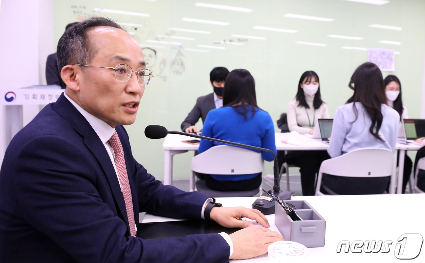 본문 이미지 - 추경호 경제부총리 겸 기획재정부 장관이 26일 오후 세종시 정부세종청사에서 기획재정부 출입기자단과 만나 현안 질의에 답변하고 있다. 2023.1.126/뉴스1 ⓒ News1 김기남 기자