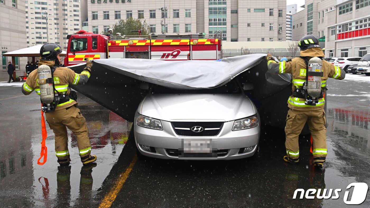 본문 이미지 - 대전 서부소방서에서 소방관들이 전기자동차 화재 진압훈련을 실시하고 있다. ⓒ News1 김기태 기자