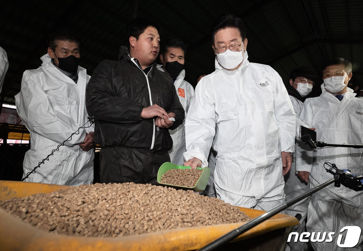 본문 이미지 - 이재명 더불어민주당 대표가 26일 오후 전북 정읍시에 위치한 한우 축사 농가를 찾아 관계자로부터 설명을 듣고 있다. 2023.1.26/뉴스1 ⓒ News1 이재명 기자