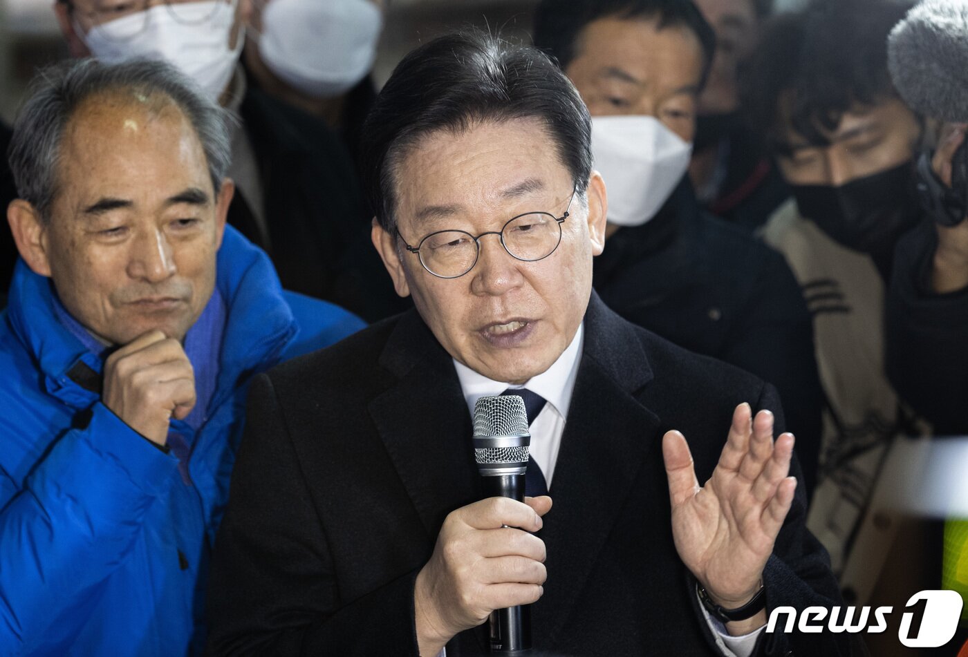 본문 이미지 - 이재명 더불어민주당 대표가 26일 오후 전북 정읍시 정우면 가축시장을 찾아 관계자로부터 설명을 들은 후 발언하고 있다. 2023.1.26/뉴스1 ⓒ News1 이재명 기자