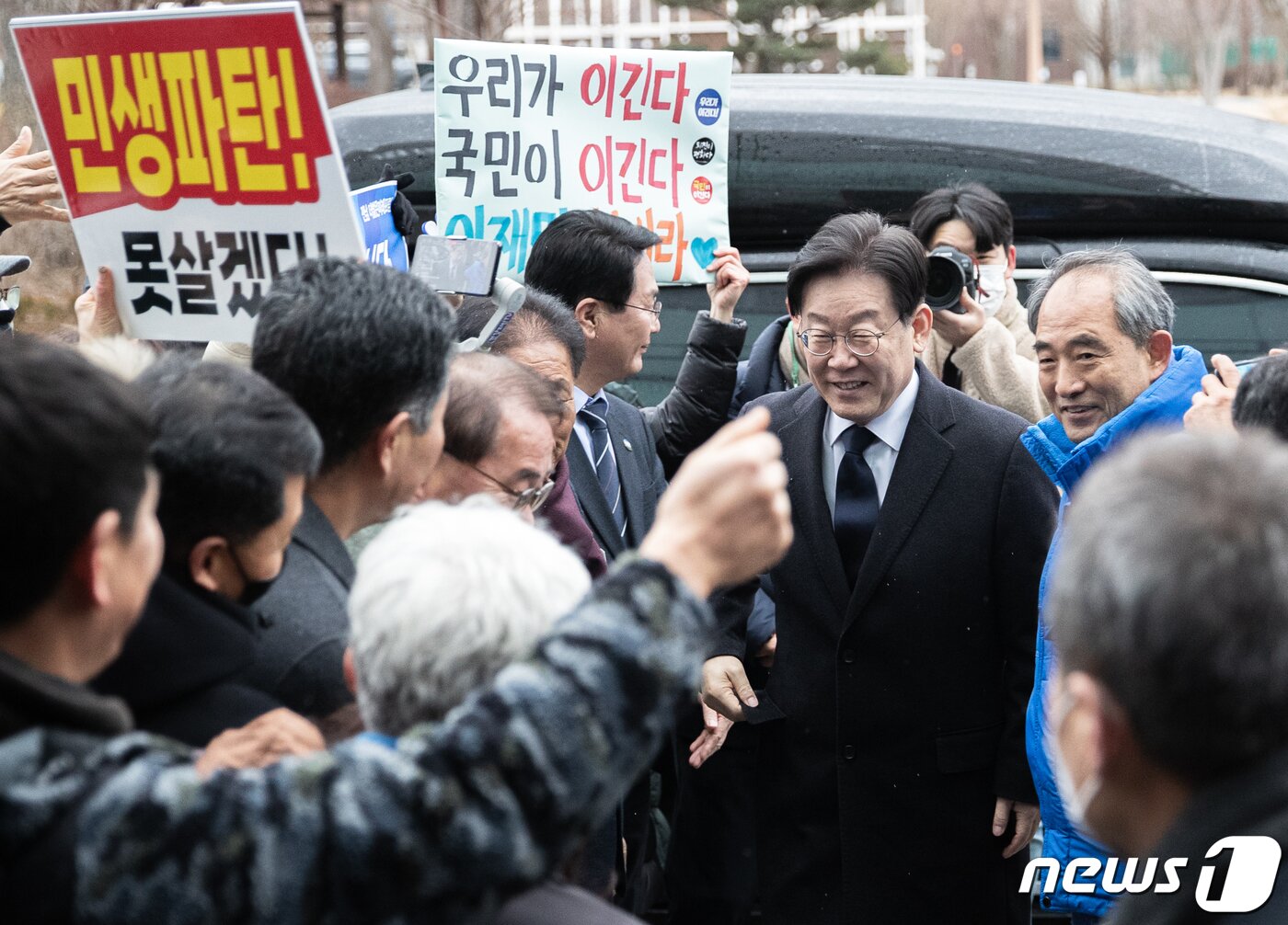본문 이미지 - 이재명 더불어민주당 대표가 26일 오후 전북 정읍시 정우면 농업기술센터에서 열린 축산농민과의 정책간담회에서 지지자들과 인사하고 있다. 2023.1.26/뉴스1 ⓒ News1 이재명 기자