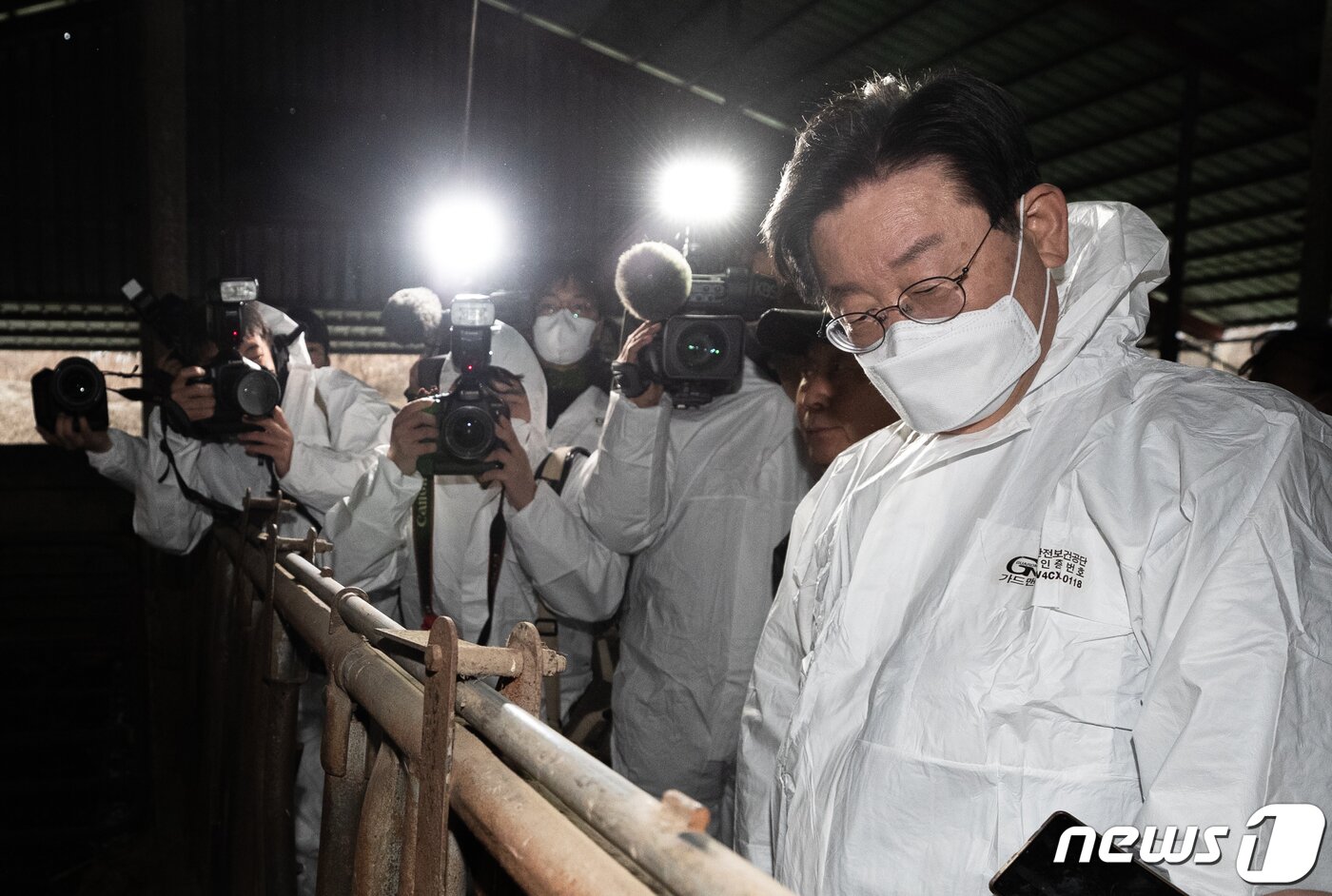 본문 이미지 - 이재명 더불어민주당 대표가 26일 오후 전북 정읍시에 위치한 한우 축사 농가를 찾아 관계자로부터 설명을 듣고 있다. 2023.1.26/뉴스1 ⓒ News1 이재명 기자