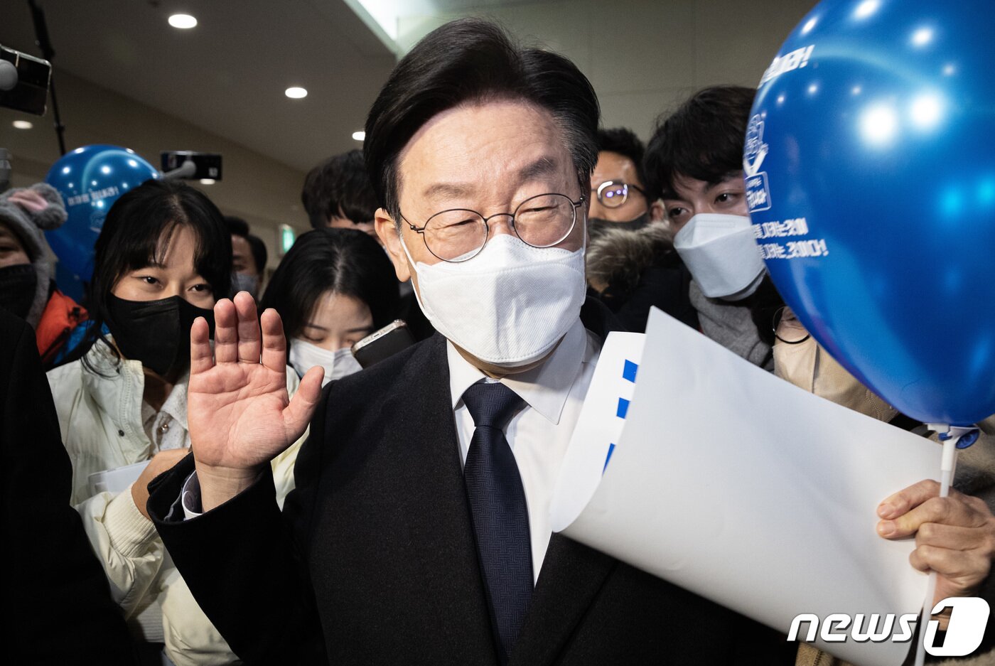 본문 이미지 - 이재명 더불어민주당 대표가 26일 오후 전북 전주시 완산구 한국전통문화전당에서 열린 찾아가는 국민보고회를 마친 후 행사장을 나서고 있다. 2023.1.26/뉴스1 ⓒ News1 이재명 기자