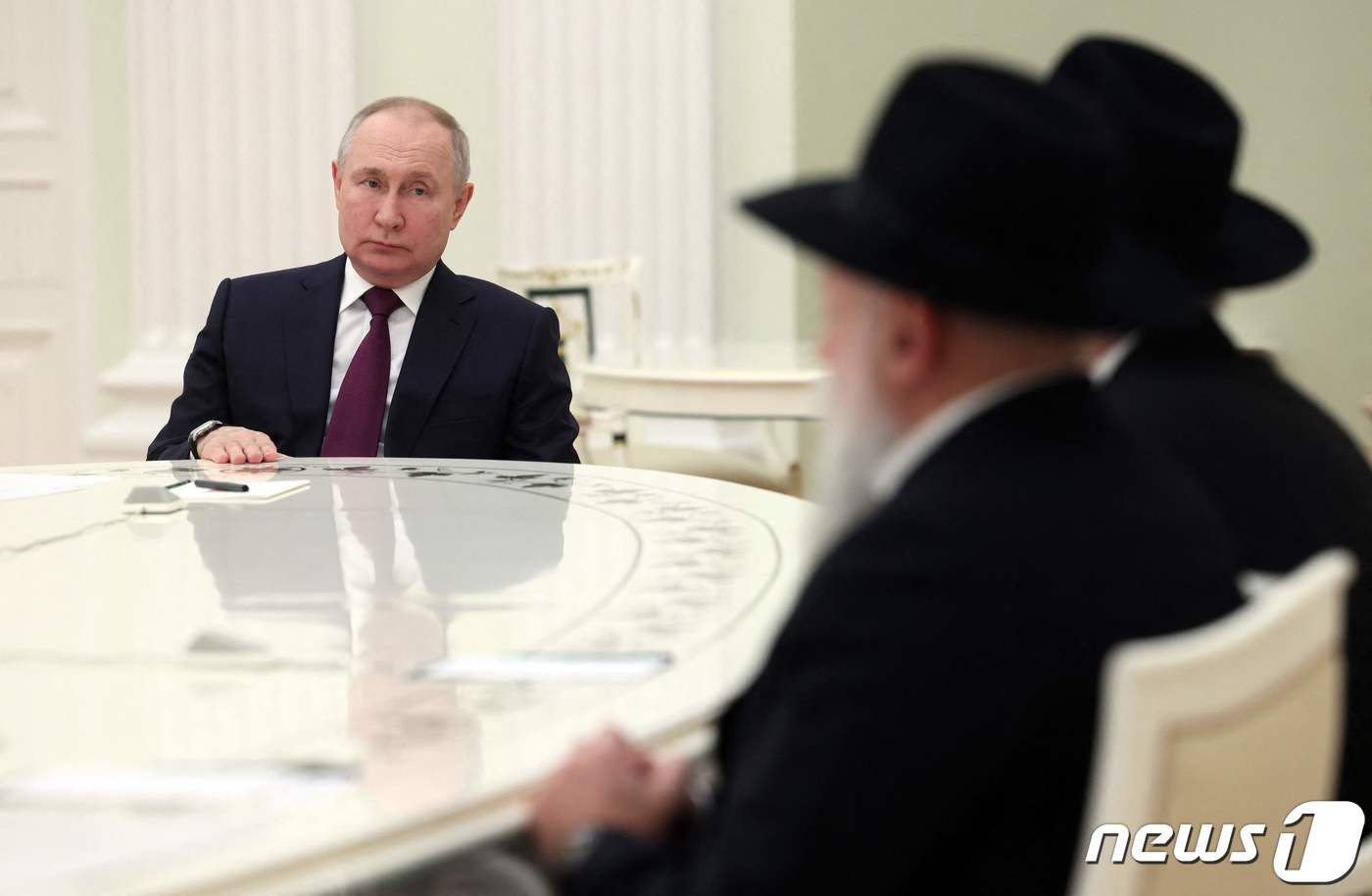 (모스크바 AFP=뉴스1) 우동명 기자 = 블라디미르 푸틴 러시아 대통령이 26일 (현지시간) 모스크바 크렘린에서 알렉산더 보로다 러시아 유대인 연합 회장, 베렐 라자르 수석 랍비 …