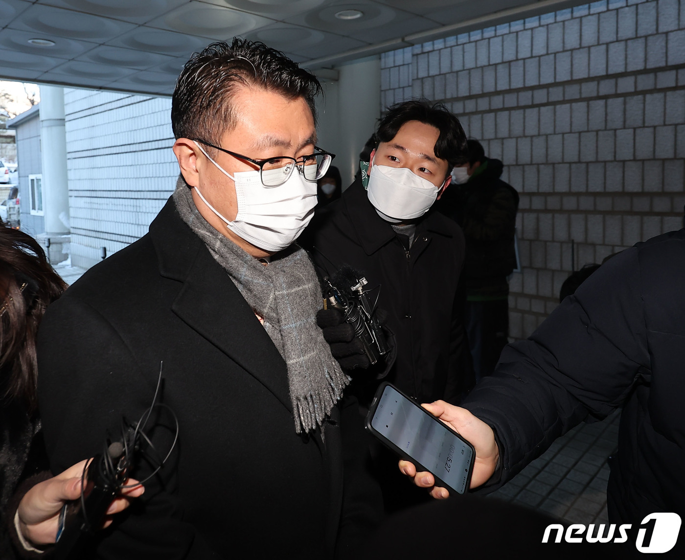 (서울=뉴스1) 민경석 기자 = 의약품 원료 납품 업체와의 허위 거래로 비자금을 조성한 혐의를 받고 있는 장원준 전 신풍제약 대표가 27일 서울 서초구 서울중앙지방법원에서 열린 영 …