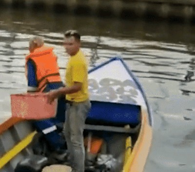 본문 이미지 - 어민에게 시신을 전해준 후 물속으로 사라진 악어. (트위터)