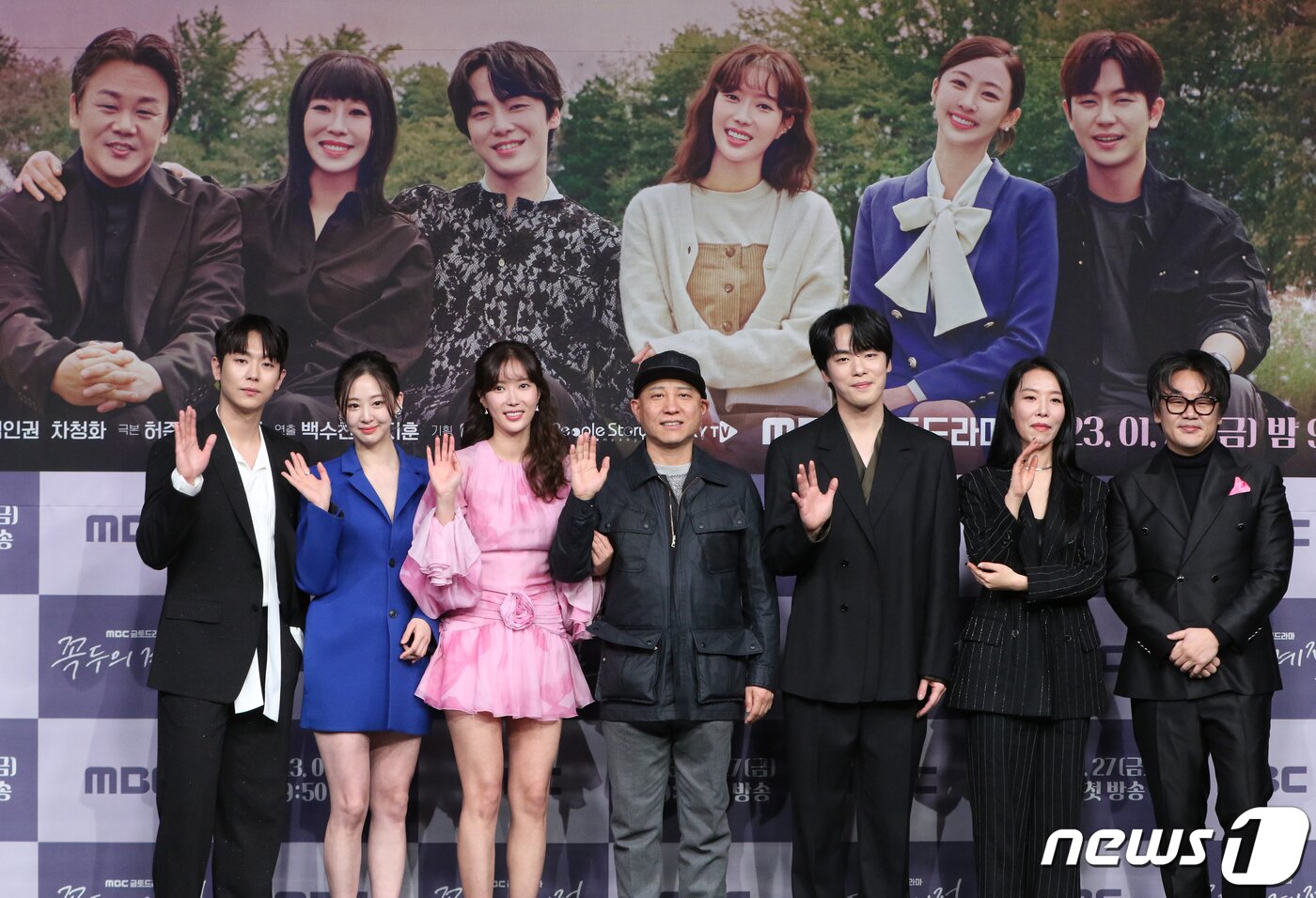 본문 이미지 - 배우 안우연(왼쪽부터)과 김다솜, 임수향, 백수찬 PD, 김정현, 김인권, 차청화가 27일 오후 서울 마포구 MBC 골든마우스홀에서 열린 MBC 새 금토드라마 '꼭두의 계절'(극본 허준우) 제작발표회에서 포즈를 취하고 있다. '꼭두의 계절'은 99년마다 인간에게 천벌을 내리러 이승에 내려오는 사신(死神) 꼭두(김정현 분)가 신비한 능력을 가진 왕진의사 한계절(임수향 분)을 만나 벌이는 판타지 로맨스물이다. 2023.1.27/뉴스1 ⓒ News1 권현진 기자