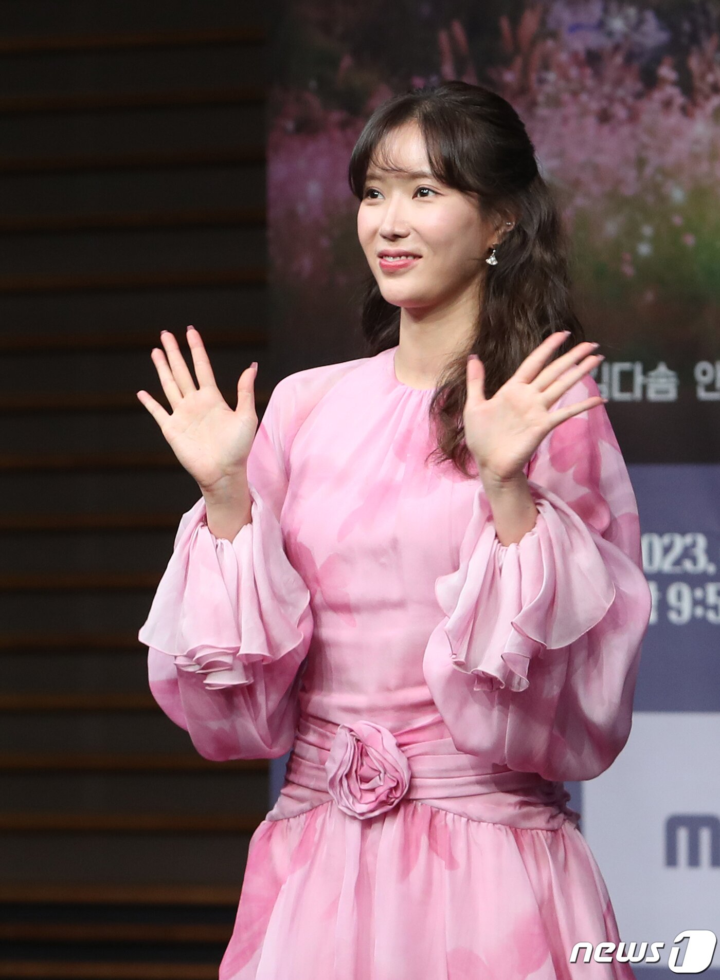 본문 이미지 - 배우 임수향이 27일 오후 서울 마포구 MBC 골든마우스홀에서 열린 MBC 새 금토드라마 '꼭두의 계절'(극본 허준우/연출 백수찬) 제작발표회에서 포즈를 취하고 있다. '꼭두의 계절'은 99년마다 인간에게 천벌을 내리러 이승에 내려오는 사신(死神) 꼭두(김정현 분)가 신비한 능력을 가진 왕진의사 한계절(임수향 분)을 만나 벌이는 판타지 로맨스물이다. 2023.1.27/뉴스1 ⓒ News1 권현진 기자