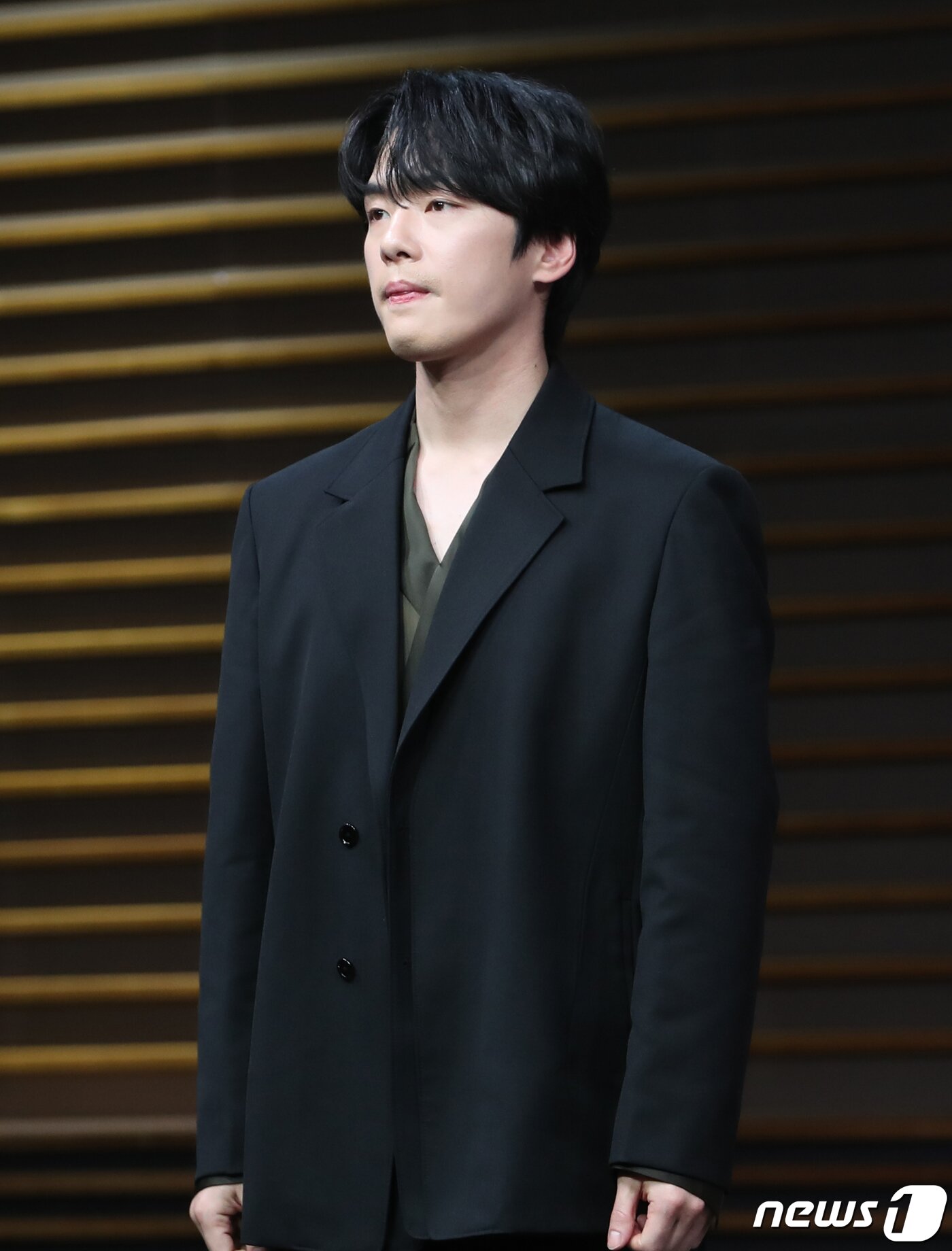 본문 이미지 - 배우 김정현이 27일 오후 서울 마포구 MBC 골든마우스홀에서 열린 MBC 새 금토드라마 '꼭두의 계절'(극본 허준우/연출 백수찬) 제작발표회에서 포즈를 취하고 있다. '꼭두의 계절'은 99년마다 인간에게 천벌을 내리러 이승에 내려오는 사신(死神) 꼭두(김정현 분)가 신비한 능력을 가진 왕진의사 한계절(임수향 분)을 만나 벌이는 판타지 로맨스물이다. 2023.1.27/뉴스1 ⓒ News1 권현진 기자