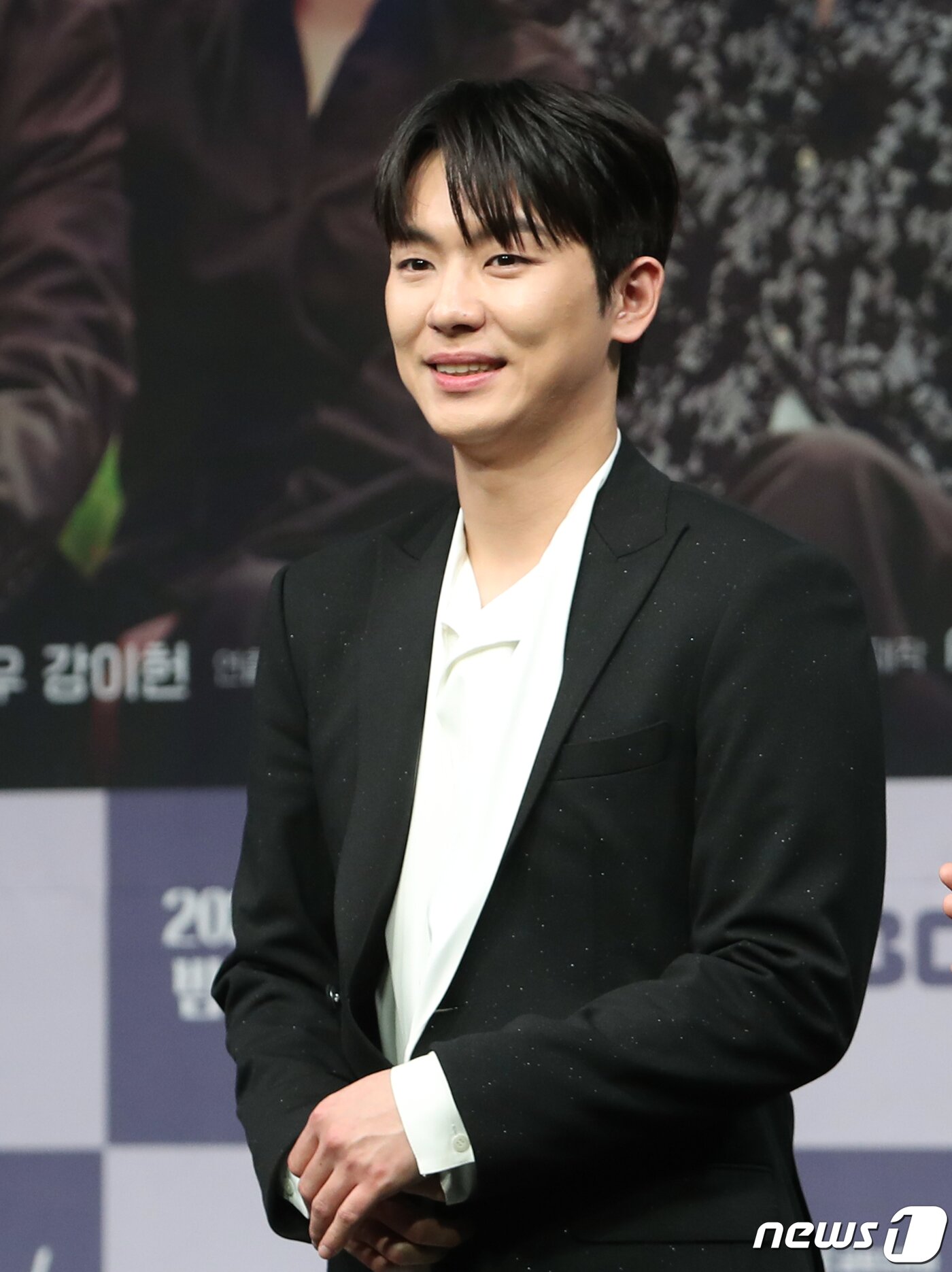 본문 이미지 - 배우 안우연이 27일 오후 서울 마포구 MBC 골든마우스홀에서 열린 MBC 새 금토드라마 '꼭두의 계절'(극본 허준우/연출 백수찬) 제작발표회에서 미소를 짓고 있다. '꼭두의 계절'은 99년마다 인간에게 천벌을 내리러 이승에 내려오는 사신(死神) 꼭두(김정현 분)가 신비한 능력을 가진 왕진의사 한계절(임수향 분)을 만나 벌이는 판타지 로맨스물이다. 2023.1.27/뉴스1 ⓒ News1 권현진 기자