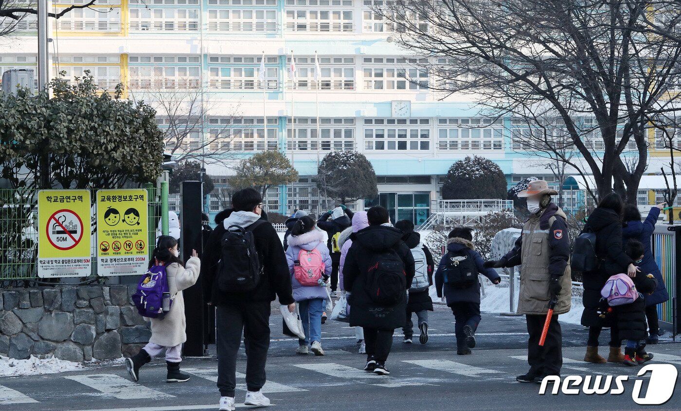 본문 이미지 - 27일 서울시내 한 초등학교에서 학생들이 등교를 하고 있다. 교육부가 30일부터 학교 실내 마스크 착용을 의무에서 자율 착용으로 조정하기로 했다. 교육부는 이날 변경된 ‘실내 마스크 착용 방역 지침’ 시행에 따른 각급 학교, 학원에서 적용할 세부기준을 발표하고 이 같이 밝혔다. 다만 학교 통학이나 학원 이용, 행사·체험 활동 등과 관련된 단체 버스 등의 차량을 이용할 때는 반드시 마스크를 착용해야 한다. 2023.1.27/뉴스1 ⓒ News1 박세연 기자
