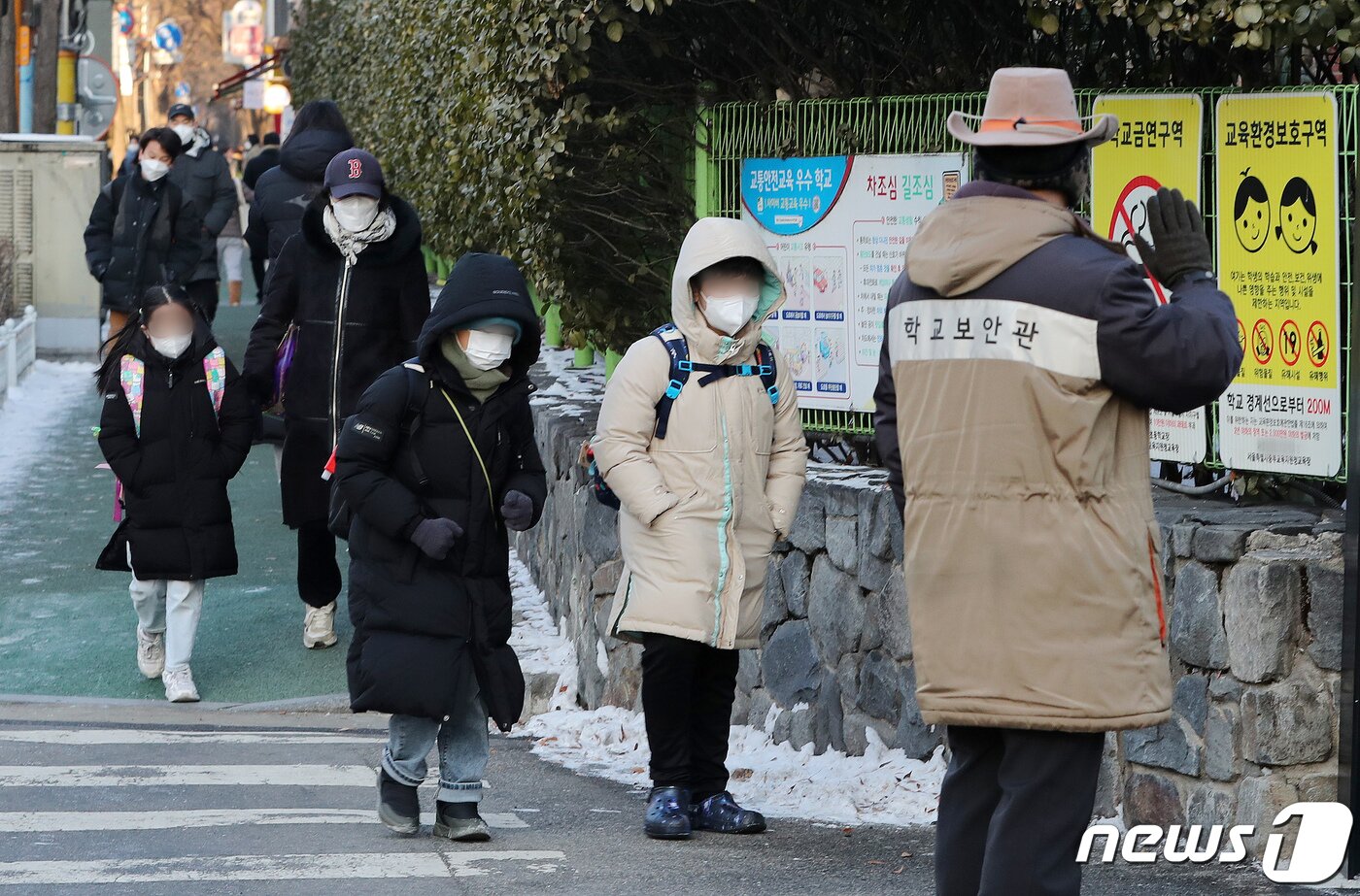 본문 이미지 - 27일 서울시내 한 초등학교에서 마스크를 쓴 학생들이 등교를 하고 있다. 교육부가 30일부터 학교 실내 마스크 착용을 의무에서 자율 착용으로 조정하기로 했다.  2023.1.27/뉴스1 ⓒ News1 박세연 기자
