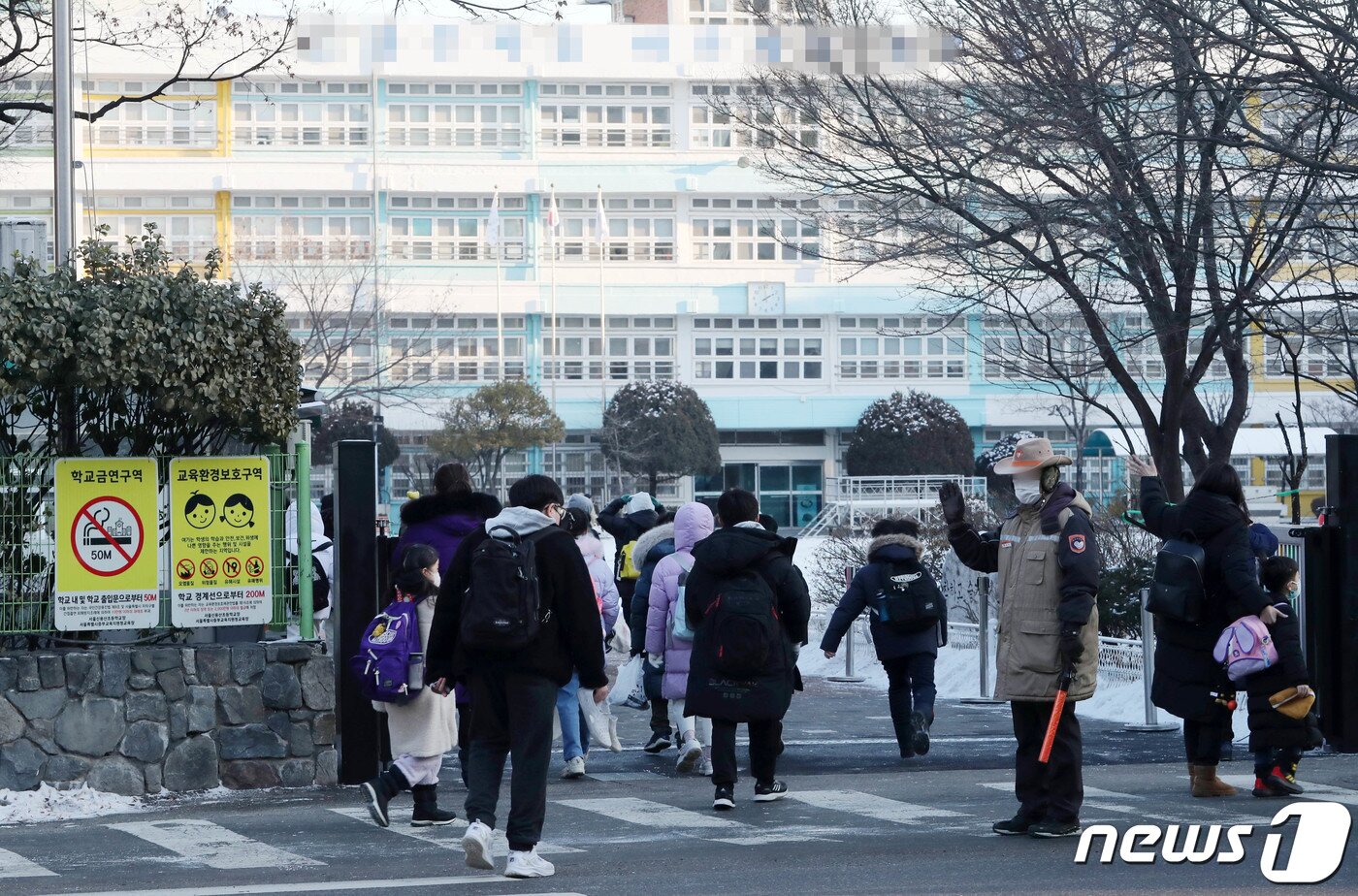 본문 이미지 - 27일 서울시내 한 초등학교에서 학생들이 등교하고 있다. 교육부가 30일부터 학교 실내 마스크 착용을 의무에서 자율 착용으로 조정하기로 했다. 2023.1.27/뉴스1 ⓒ News1 박세연 기자
