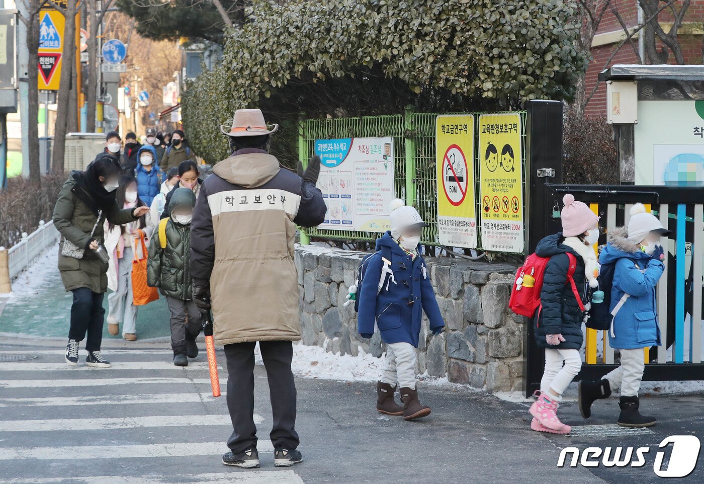 본문 이미지 - 27일 서울시내 한 초등학교에서 마스크를 쓴 학생들이 등교를 하고 있다. 교육부가 30일부터 학교 실내 마스크 착용을 의무에서 자율 착용으로 조정하기로 했다.  2023.1.27/뉴스1 ⓒ News1 박세연 기자