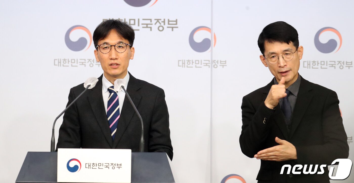 본문 이미지 - 전병목 국민연금 재정추계전문위원회 위원장이 27일 오후 서울 종로구 정부서울청사 별관에서 제5차 국민연금 재정추계 시산결과 발표를 하고 있다. 2023.1.27/뉴스1 ⓒ News1 김명섭 기자